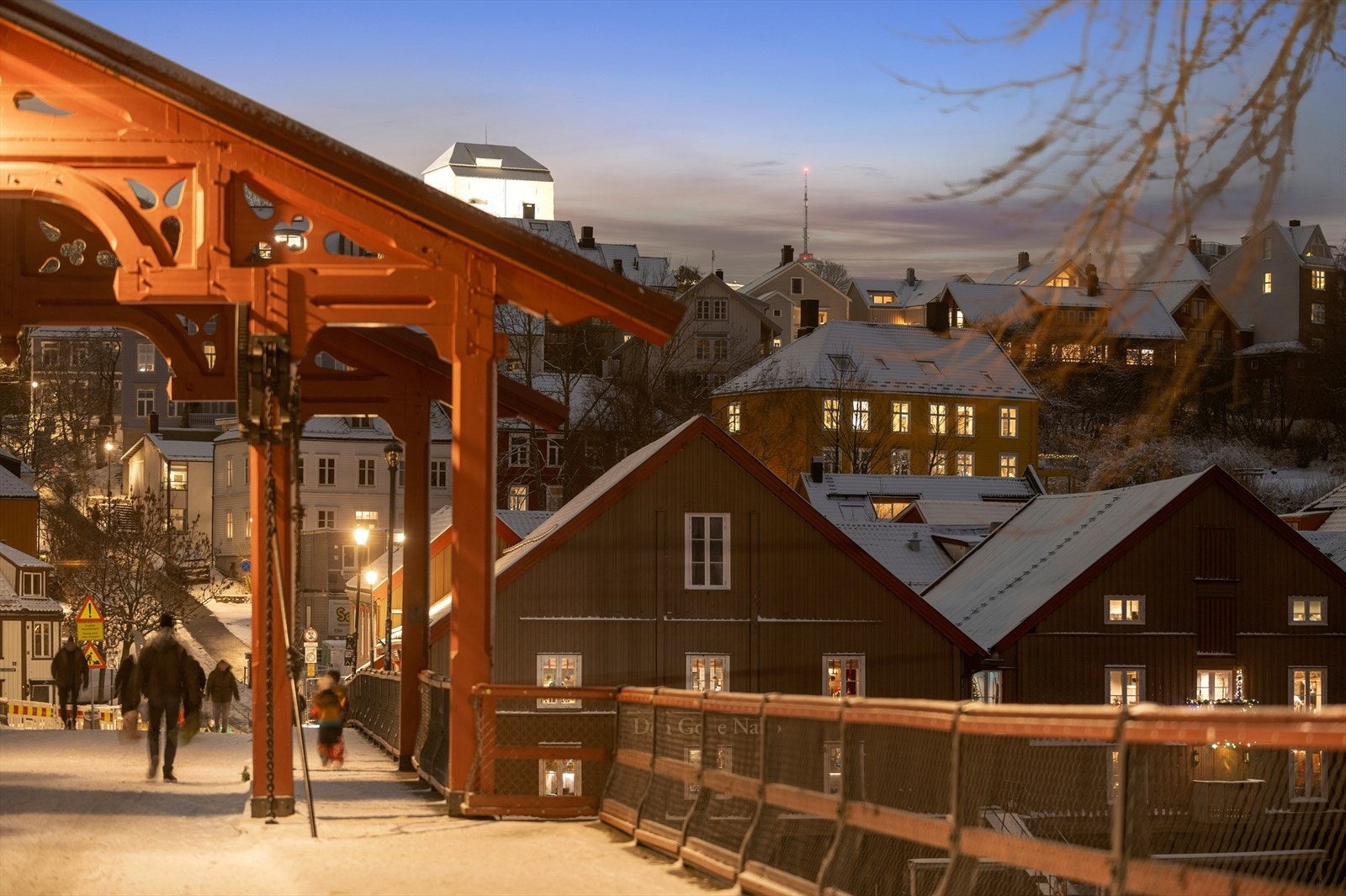 Fra leiligheten har du gangavstand til dagligvarebutikker, treningssenter, restauranter og kafeer samt kollektivforbindelser som buss. Galleribilde