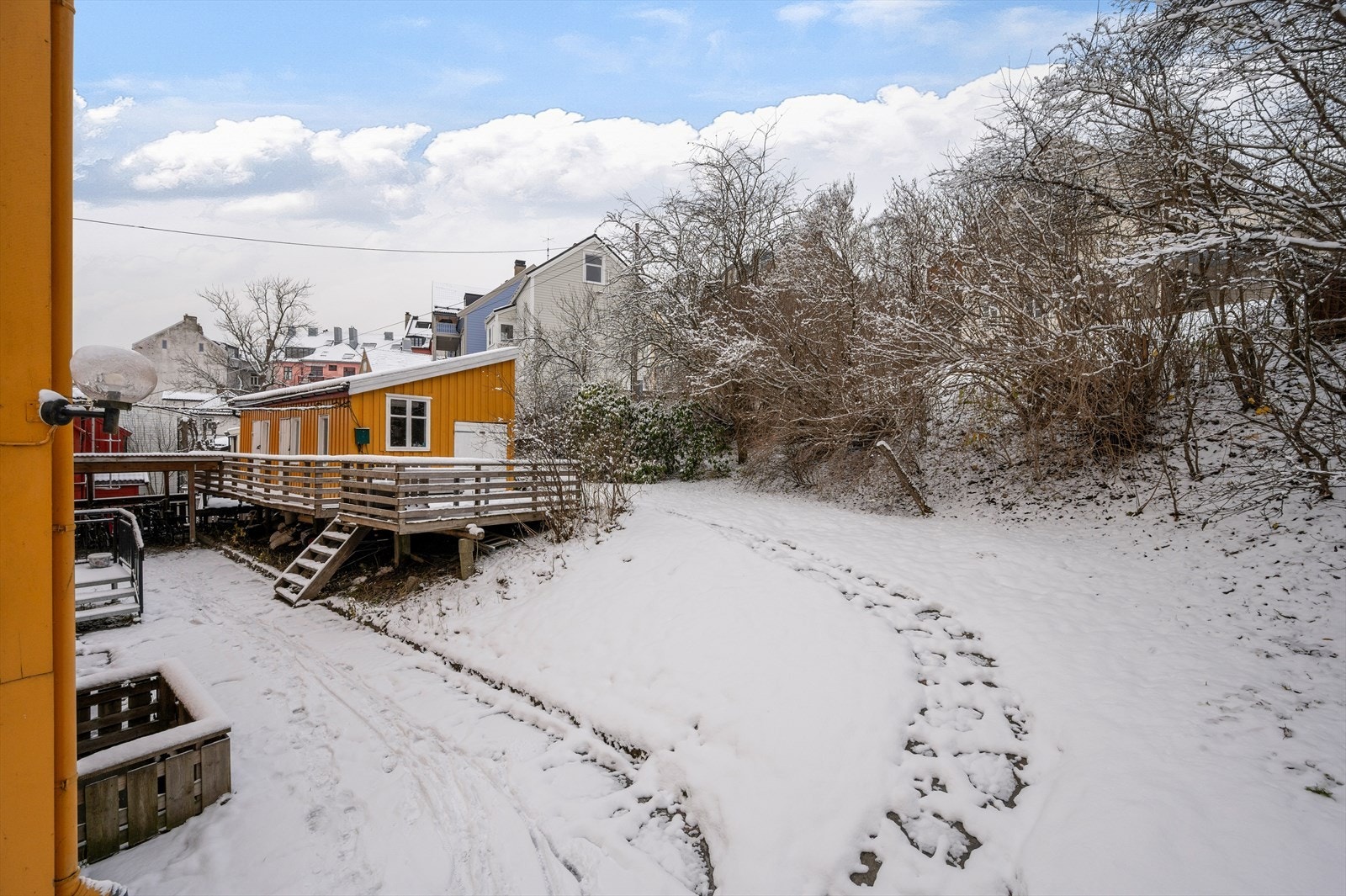 Her får du en koselig hage i bakgården med muligheter for sosiale sammenkomster. Det er også sykkelparkering under tak. Leiligheten har egen utebod på 7m² Galleribilde