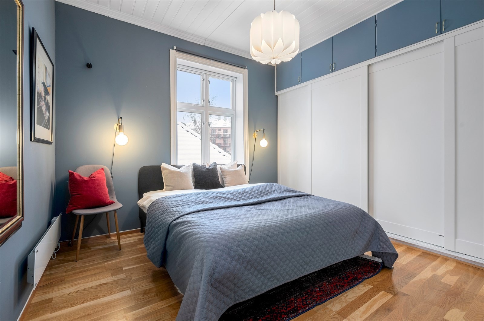 Største soverommet er på 13,5m² og byr på en innebygd skyvedørsgarderobe med rikelig oppbevaringsplass. Galleribilde