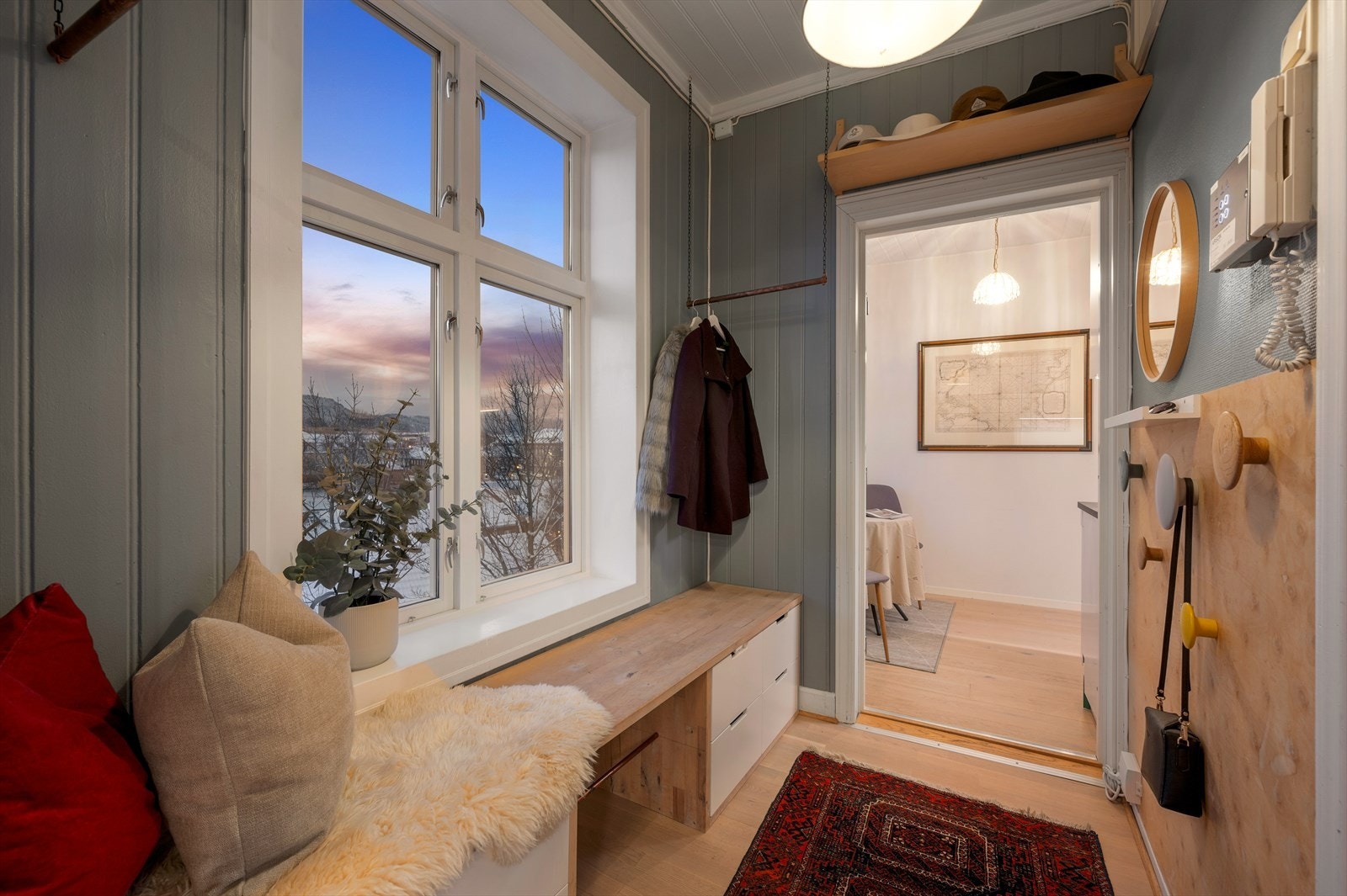 Leiligheten byr på muligheter for å leie ut en mindre del enheten. Denne delen består av stue/kjøkken, 2 romslige soverom, bad og vaskerom samt en bod. Galleribilde