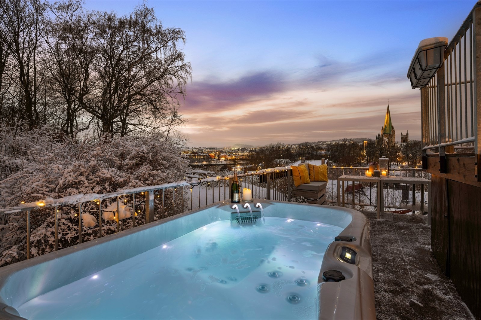 På balkongen er det utstyrt med opplegg for jacuzzi. Denne medfølger som utgangspunkt ikke handelen. Galleribilde