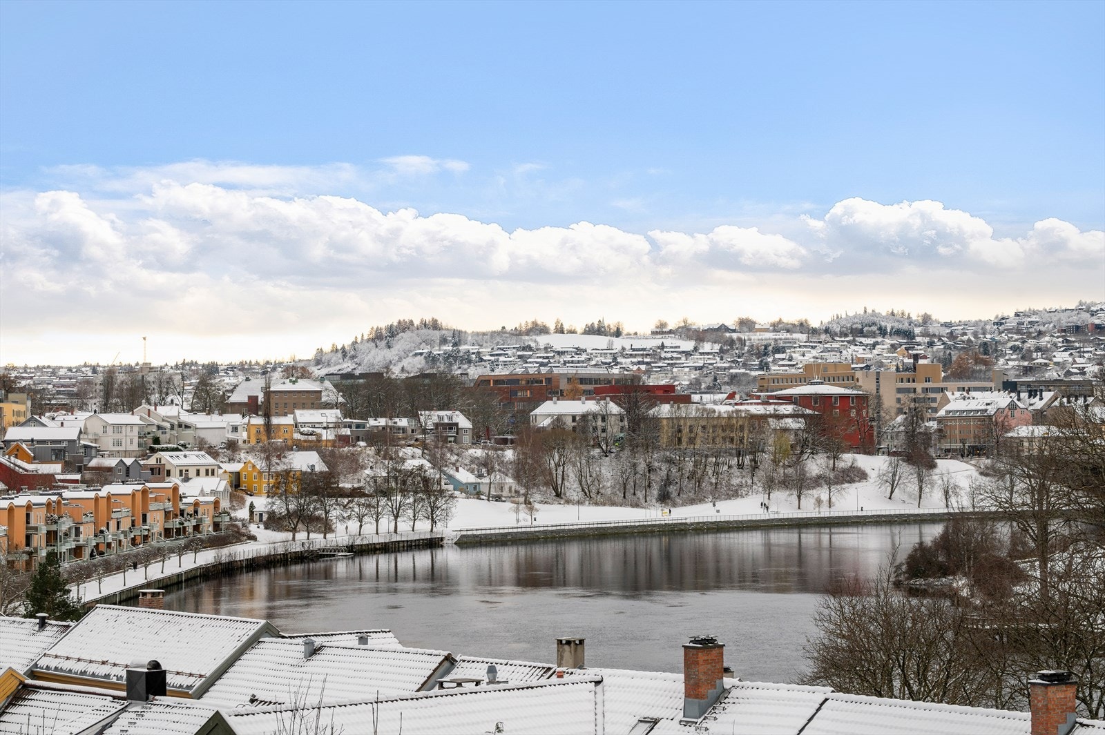 Leiligheten byr på gode solforhold og vender mot vest. Galleribilde