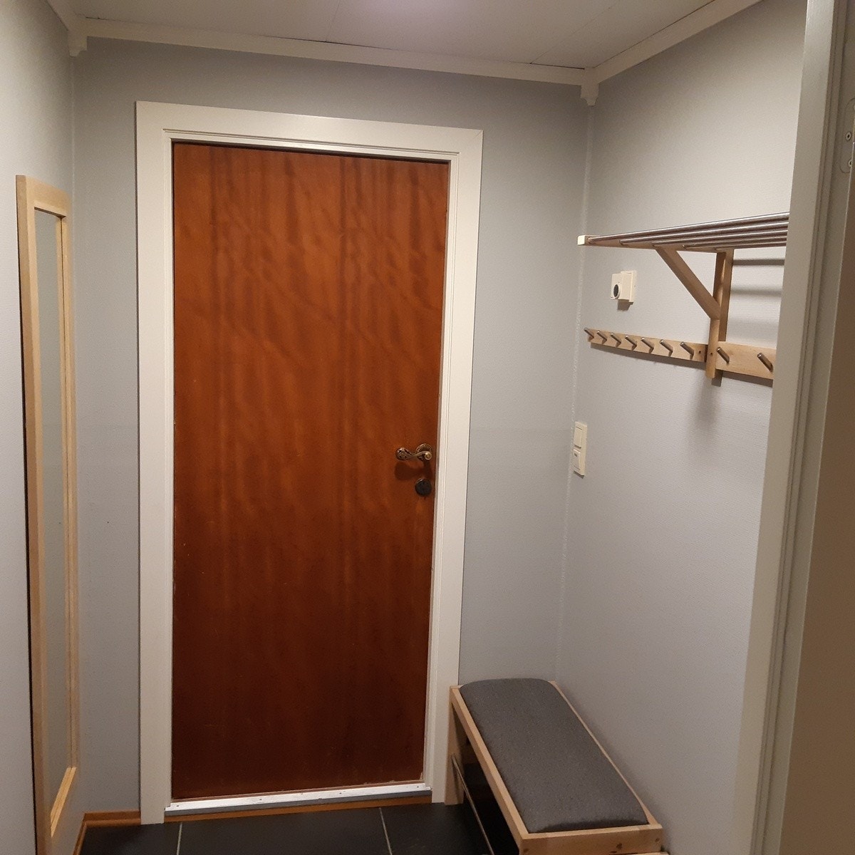 Hall. 3 m2. Nyoppusset. Kles- og skohylle. Sittebenk og speil Galleribilde