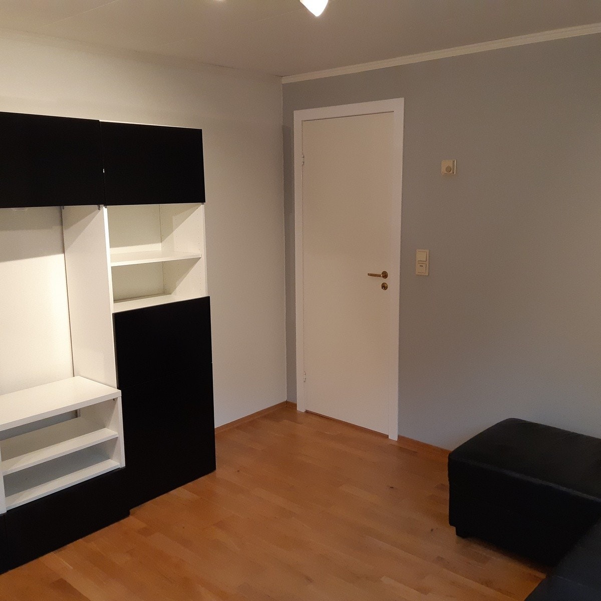 Stue ca 13 m2. Parkett, gulvvarme. Egen varmepumpe. Veggseksjon, sofa + sofabord Galleribilde