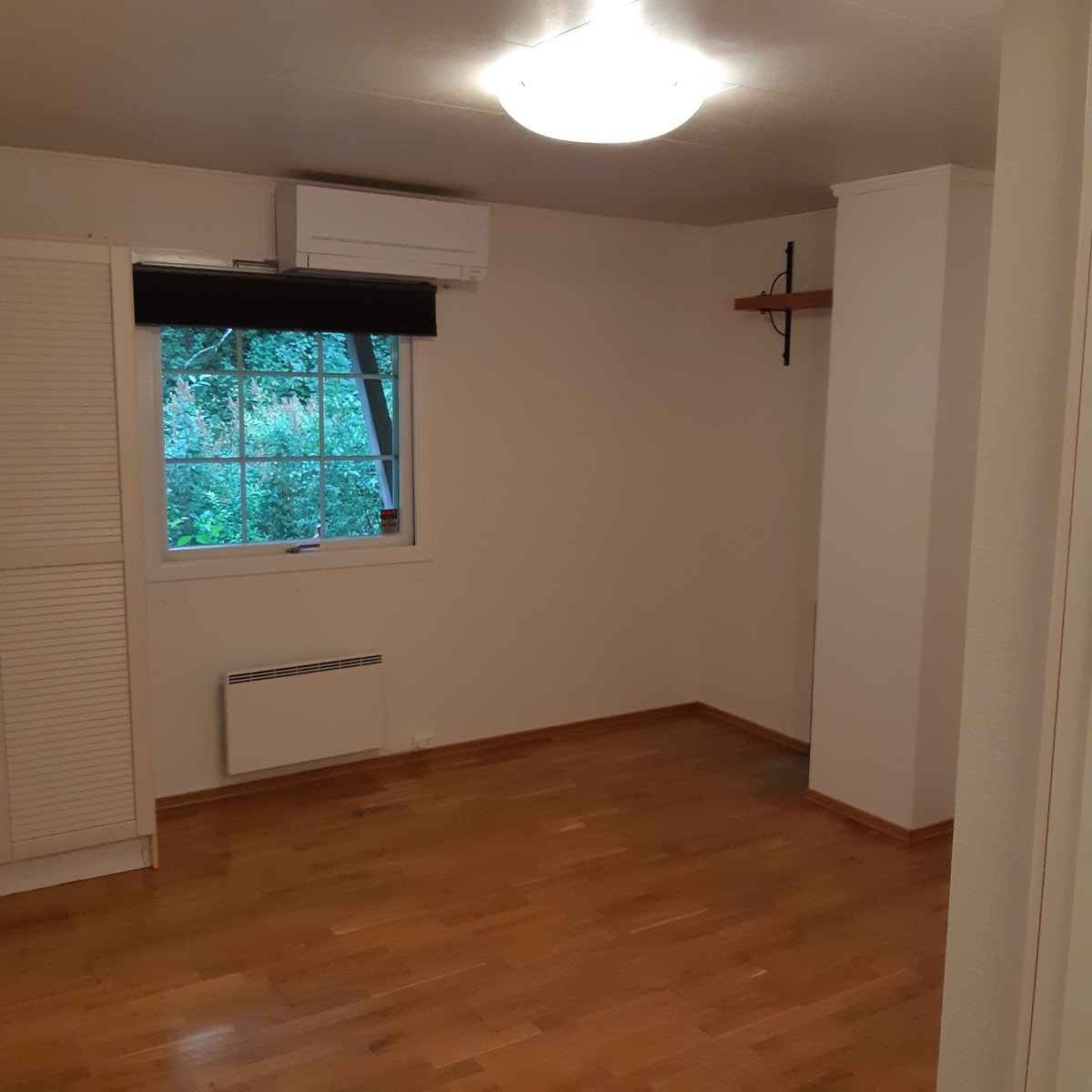 Soverom. 14 m2. Parkett, gulvvarme, garderobeskap, varmepumpe Galleribilde