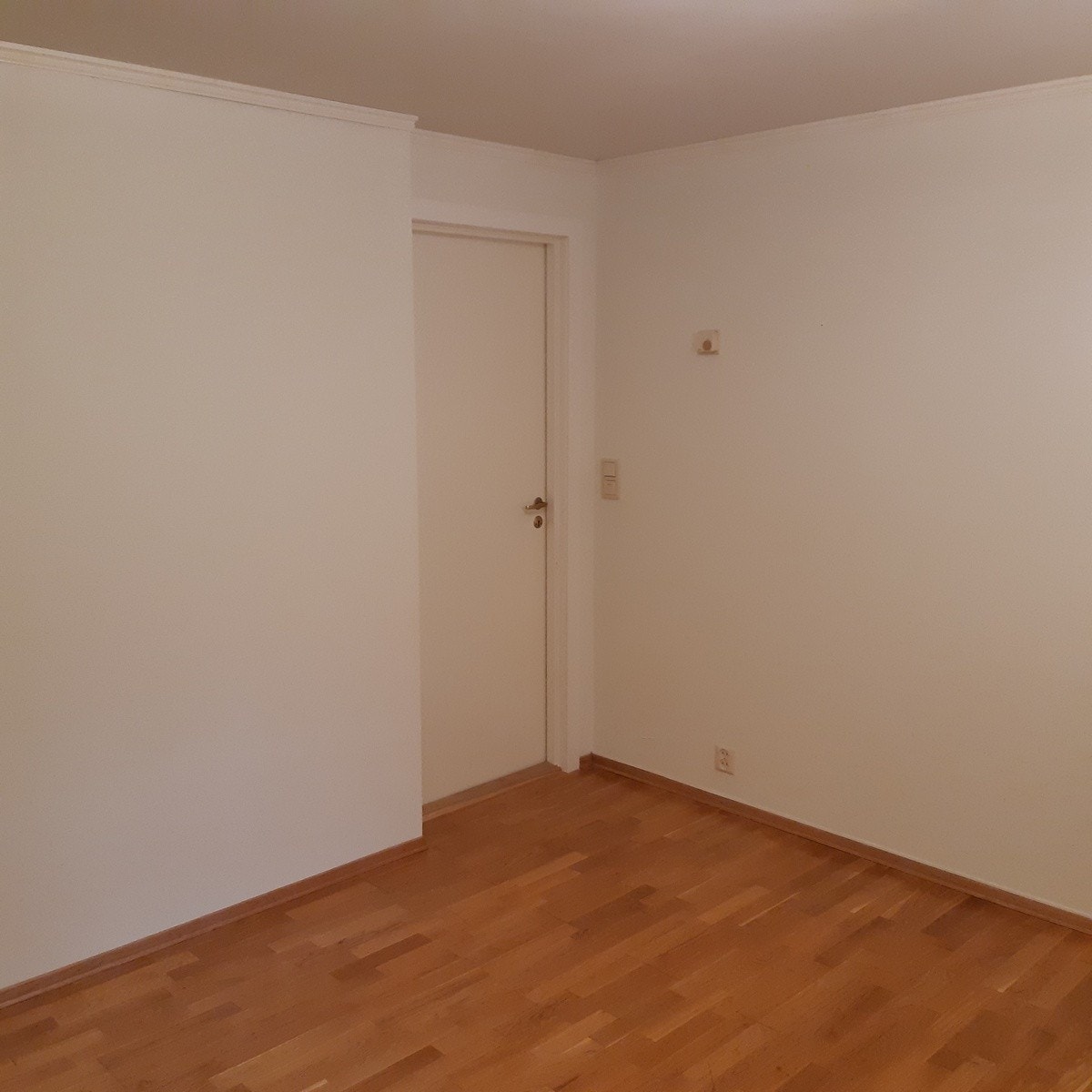 Soverom. Dør mot gang Galleribilde