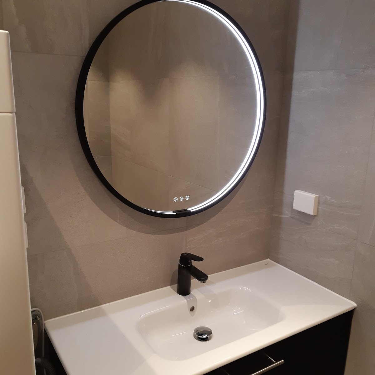 Bad. Servantskap og speil m/lys Galleribilde