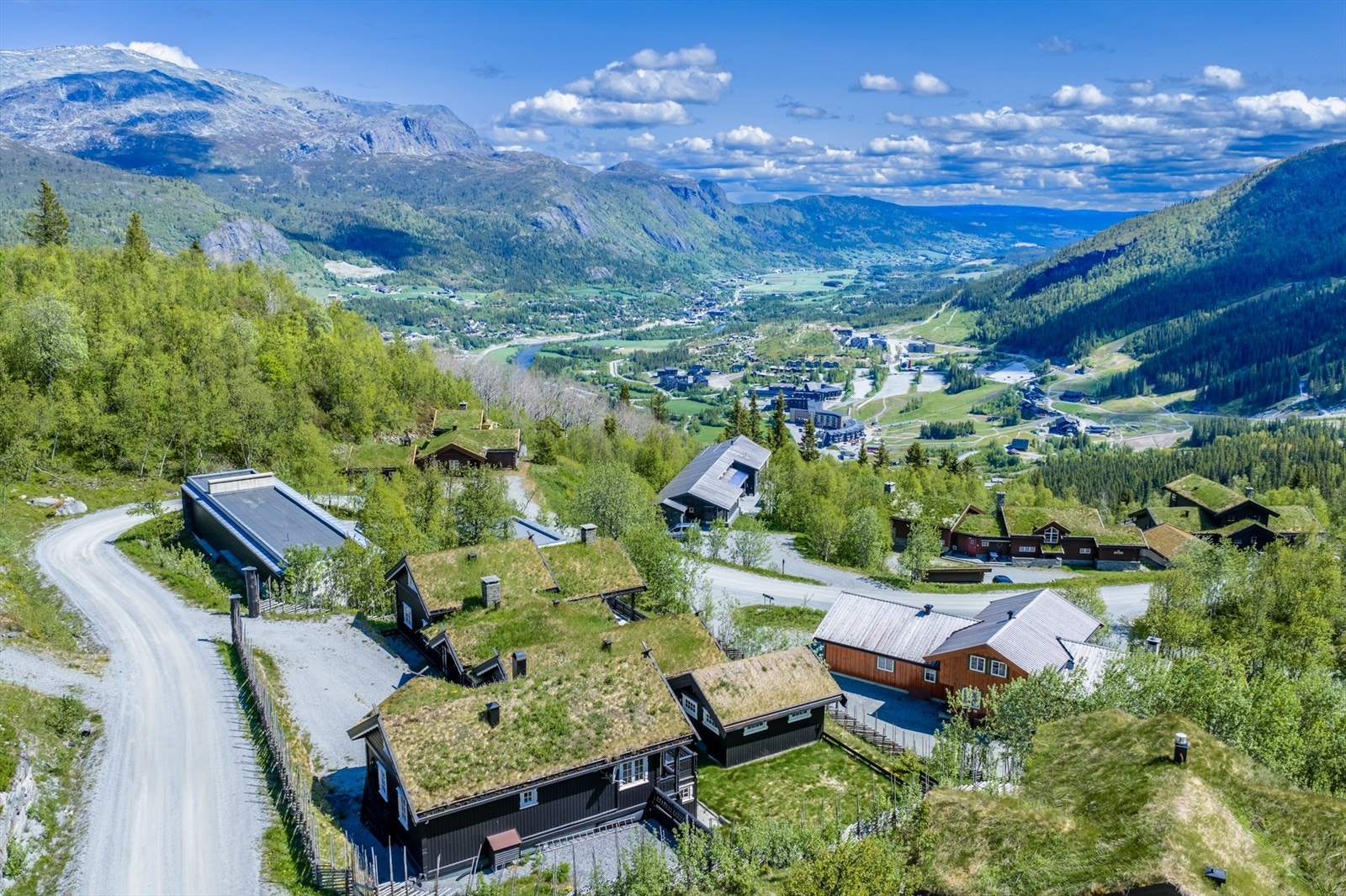 Stort hyttetun med vidstrakt utsikt mot fjellene i Hemsedal og utover dalen Galleribilde
