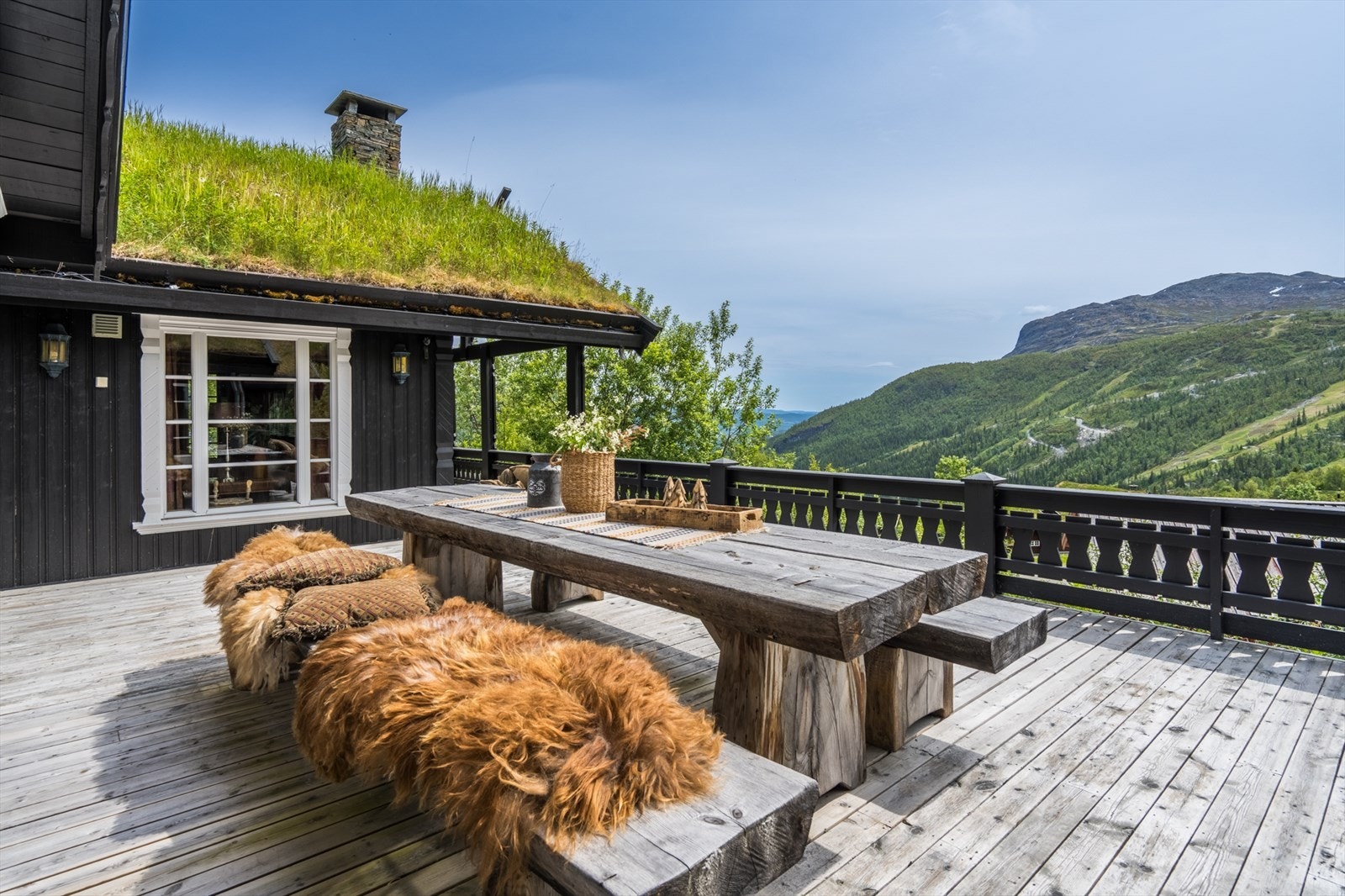 Nydelig utsikt utover Hemsedal og Hemsedal Skisenter fra den store terrassen på hovedhytta Galleribilde