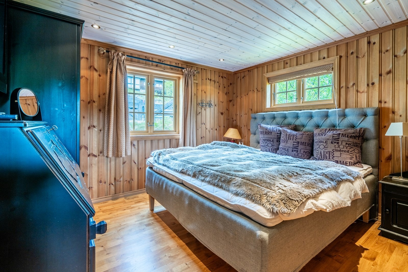 Hovedhytta har totalt 6 soverom, hvorav 2 på loftplanet. Galleribilde