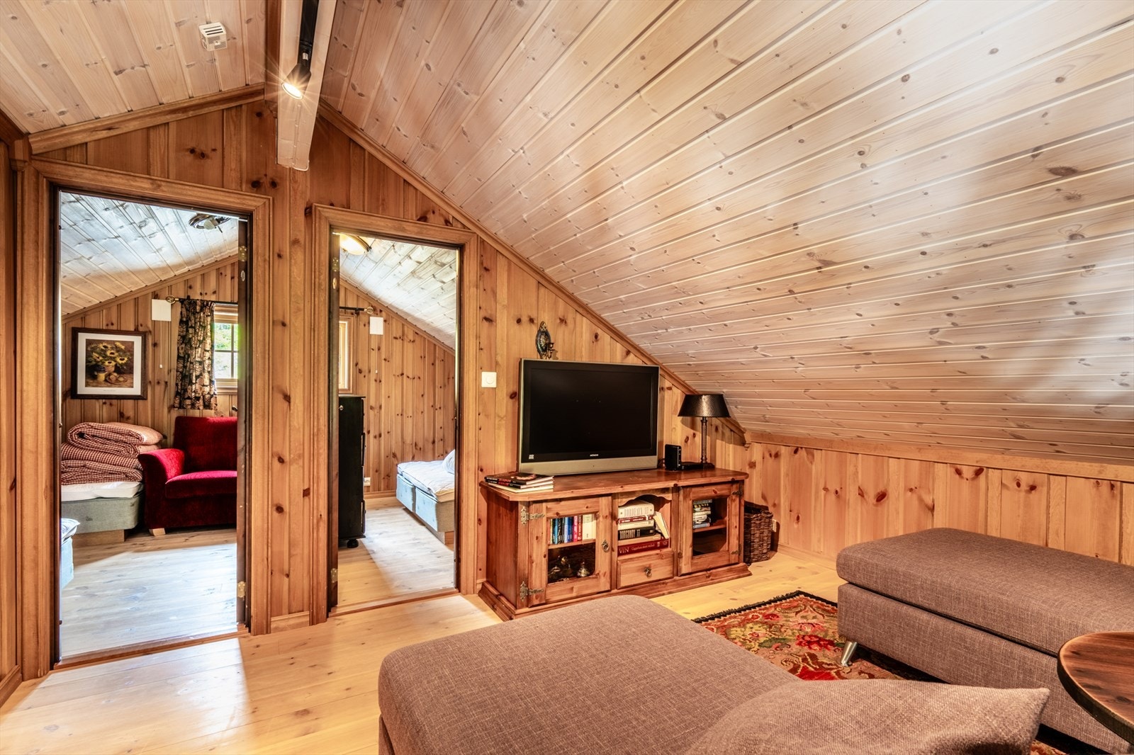 Loftetasjen har 2 soverom, WC og loftstue. Galleribilde