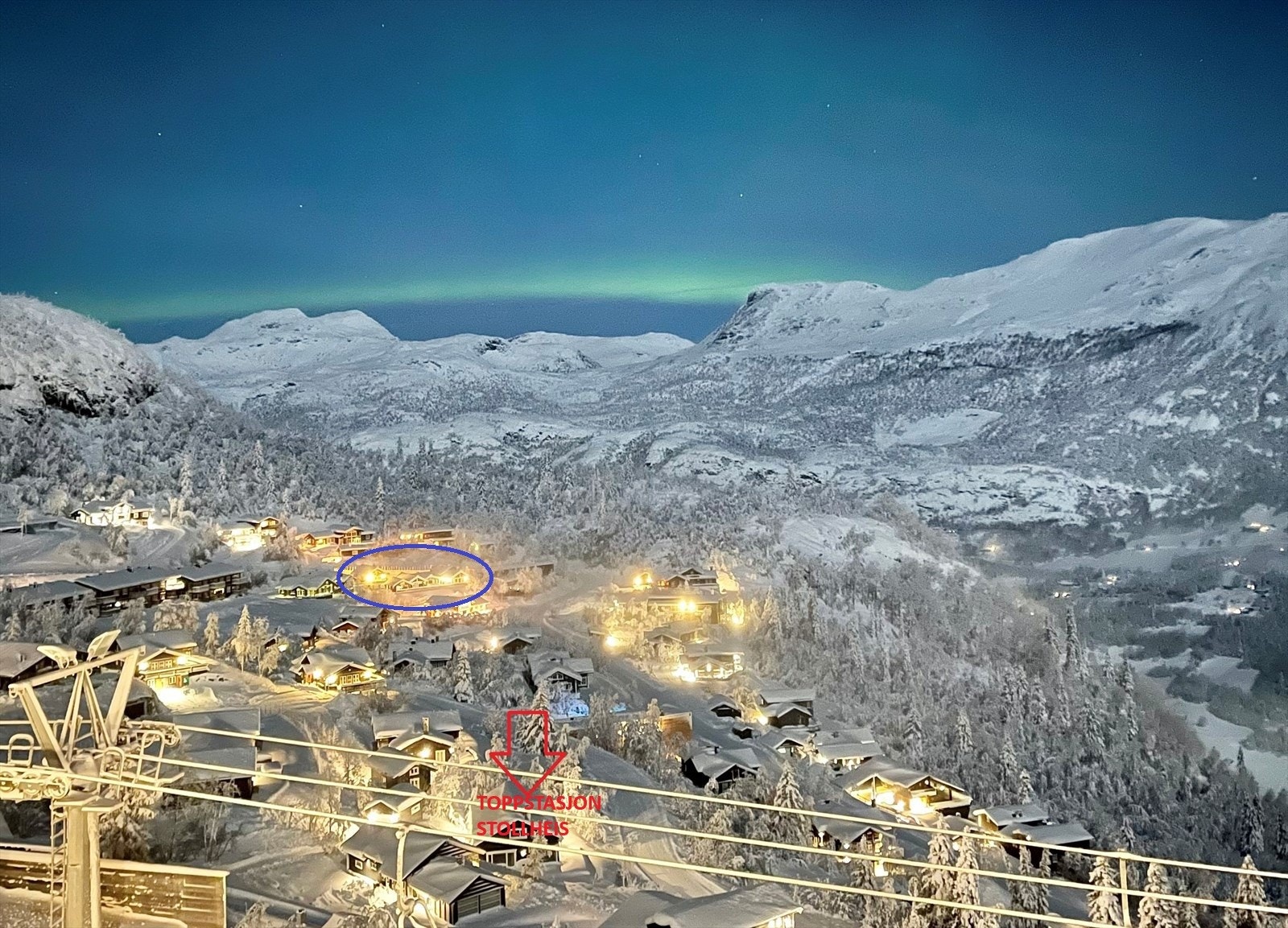 Hytta markert med blå ring sett fra toppen av Skarsnuten heisen.jpg Galleribilde