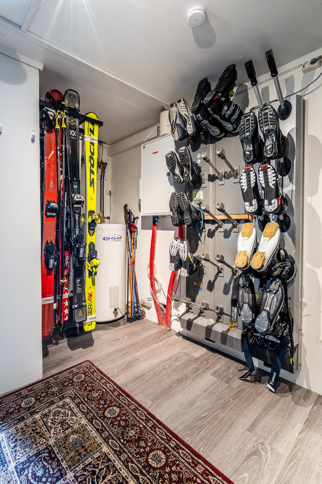 Teknisk rom og skibod med praktiske støveltørkere. Galleribilde