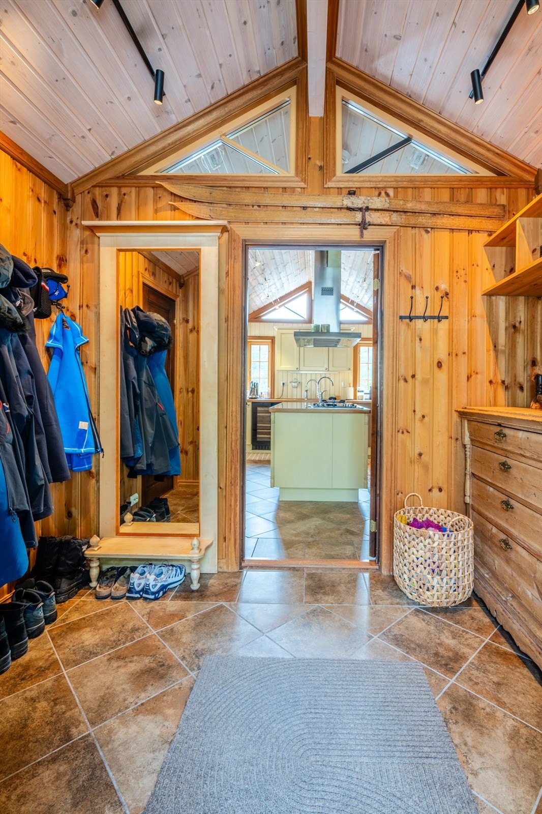 Romslig hall Galleribilde