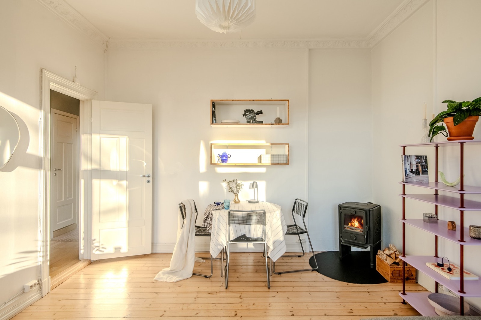 Stuen byr samtidig på svært gode muligheter for å innrede i flere soner, enten man ønsker spiseplass, sofakrok eller egen lesesone. Galleribilde