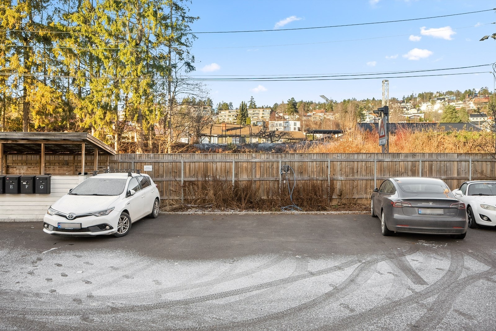 Eiendommen disponerer to parkeringsplasser, og det er montert elbillader. Galleribilde