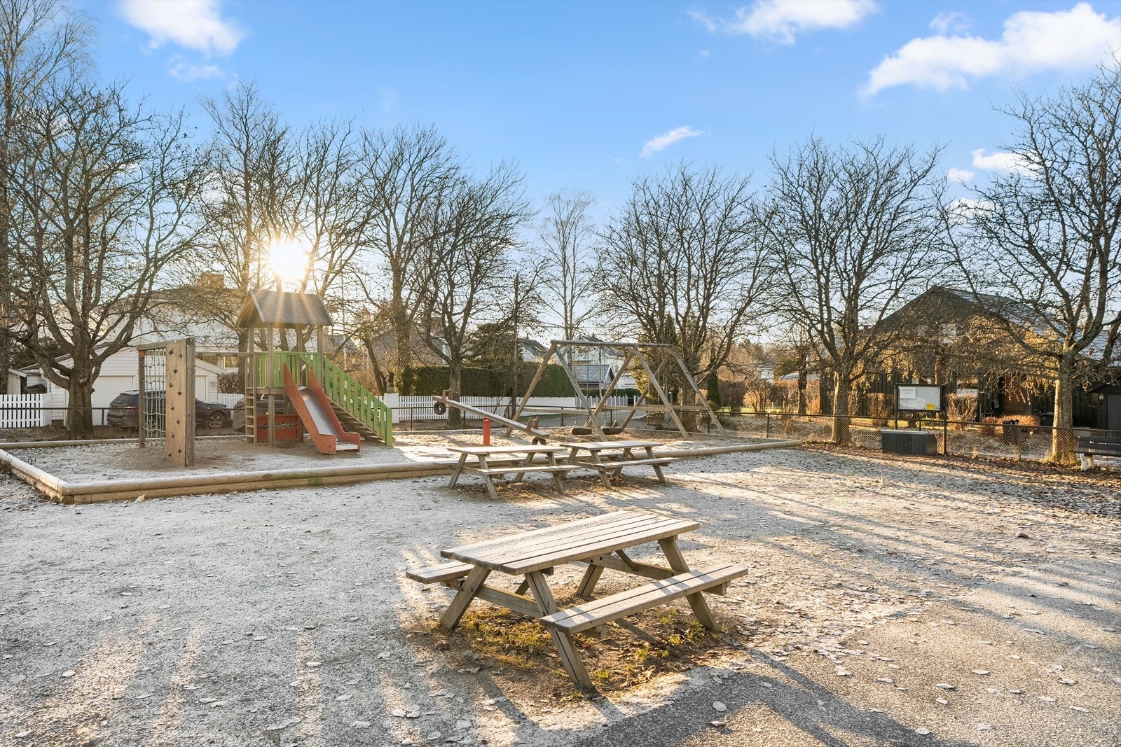 Barnevennlig beliggenhet med kort vei til lekeplasser, fotballbaner og Holmen skole. Galleribilde