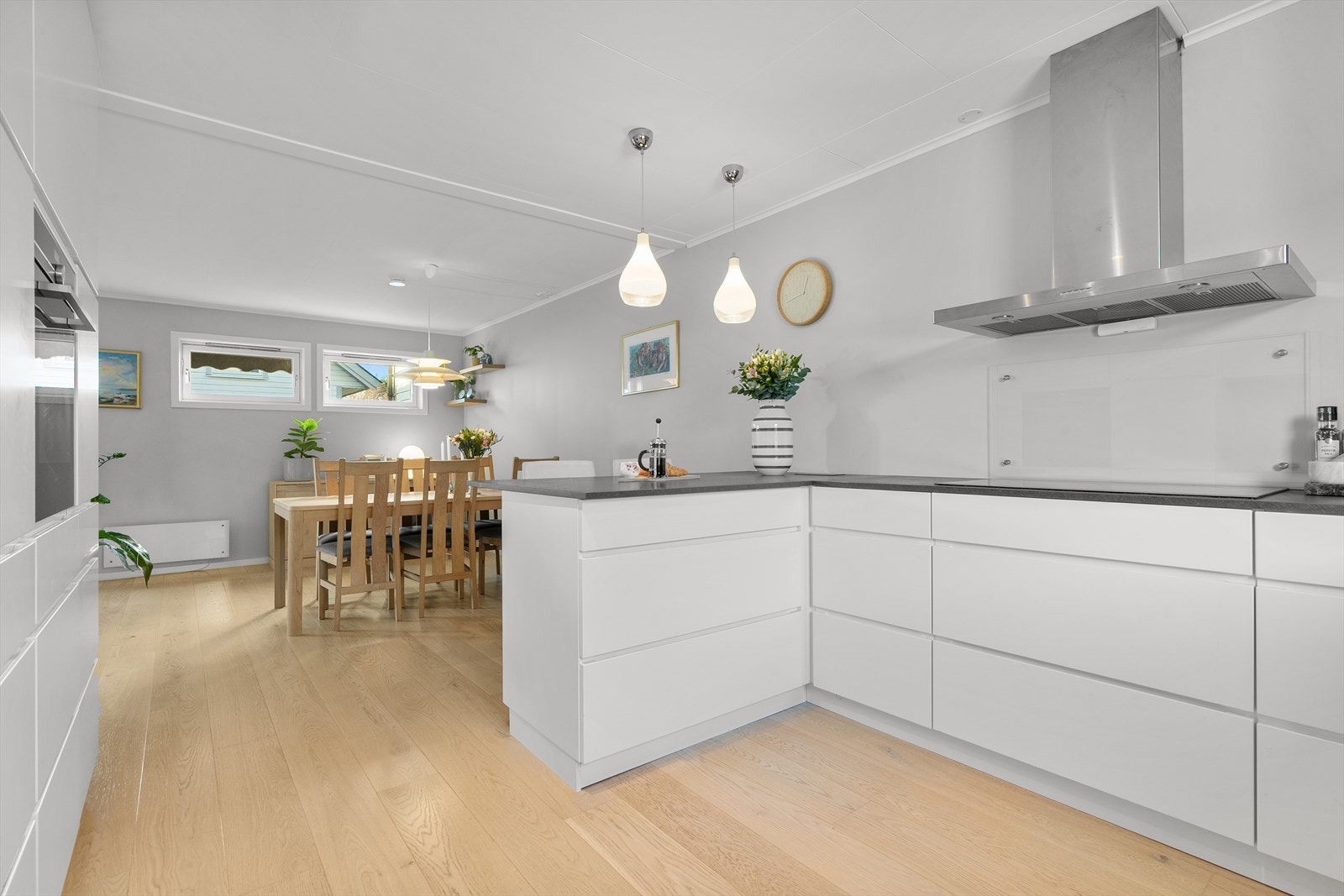 Et gjennomtenkt og funksjonelt kjøkken som kombinerer moderne design med praktiske løsninger for en effektiv matlagingsopplevelse. Galleribilde