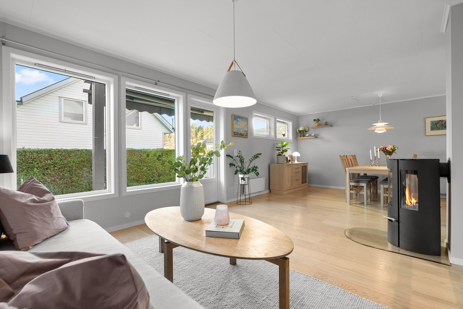 Stuen fremstår lys og luftig med store vindusflater som slipper inn rikelig med naturlig dagslys. Galleribilde