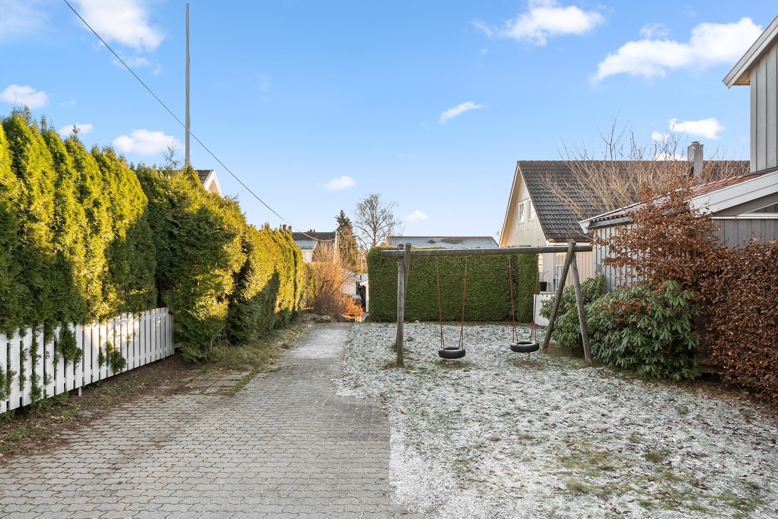Flott lekeplass på fellesområdet og gangvei til Hemingveien Galleribilde