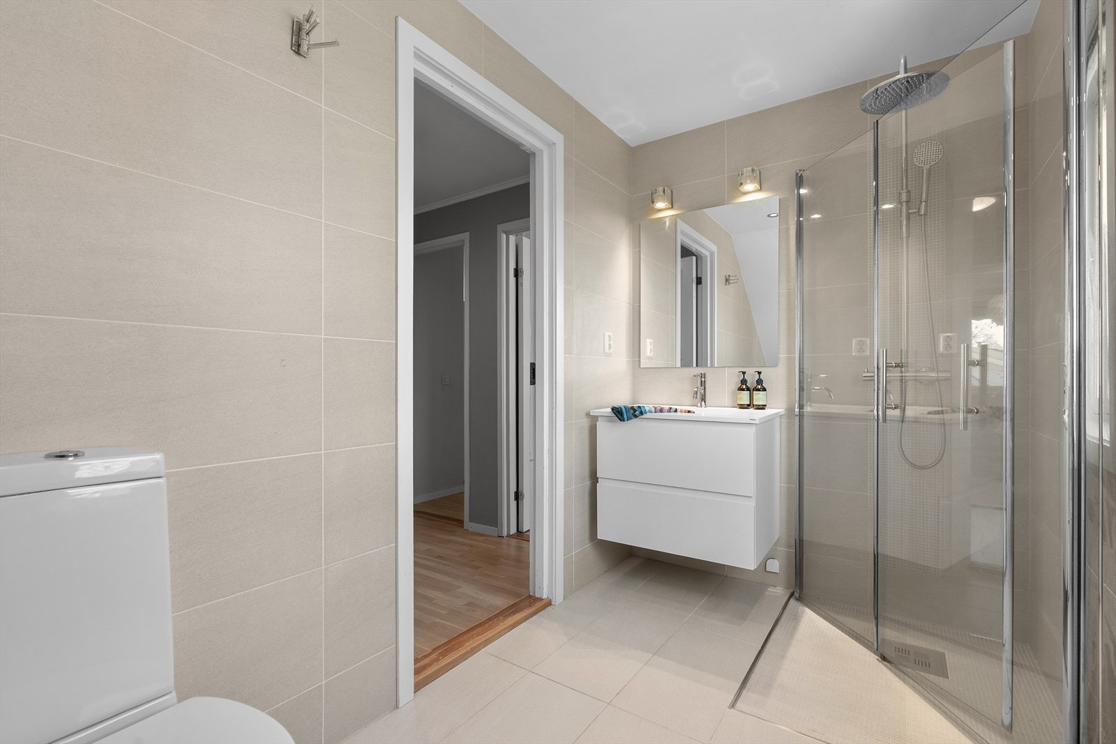 Delikat, flislagt baderom med elektrisk gulvvarme og downlights i himlingen, renovert i 2013. Galleribilde