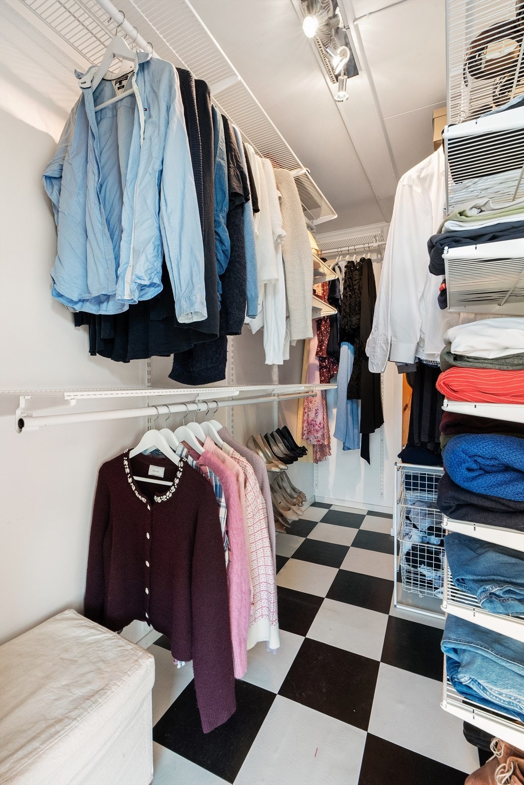 Her har du også direkte tilgang til en praktisk walk-in-closet som gir utmerket oppbevaringsplass og en luksuriøs hverdagsfølelse. Galleribilde