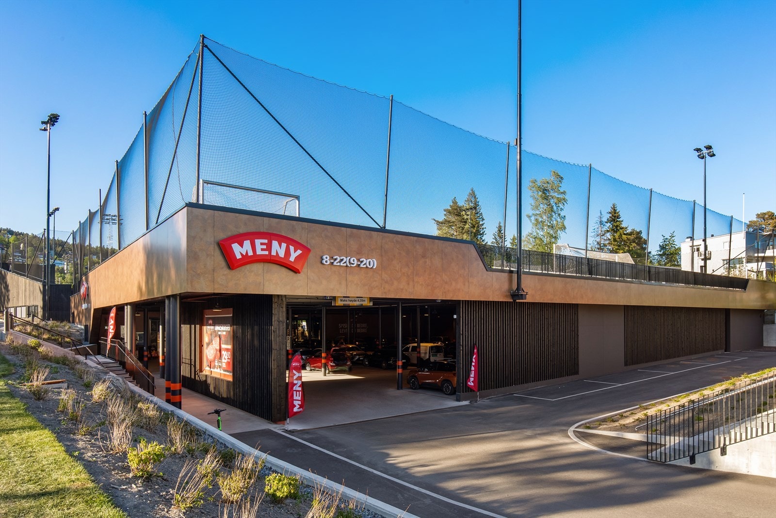 Nyoppført Meny butikk med skøytebane på toppen om vinteren. Galleribilde