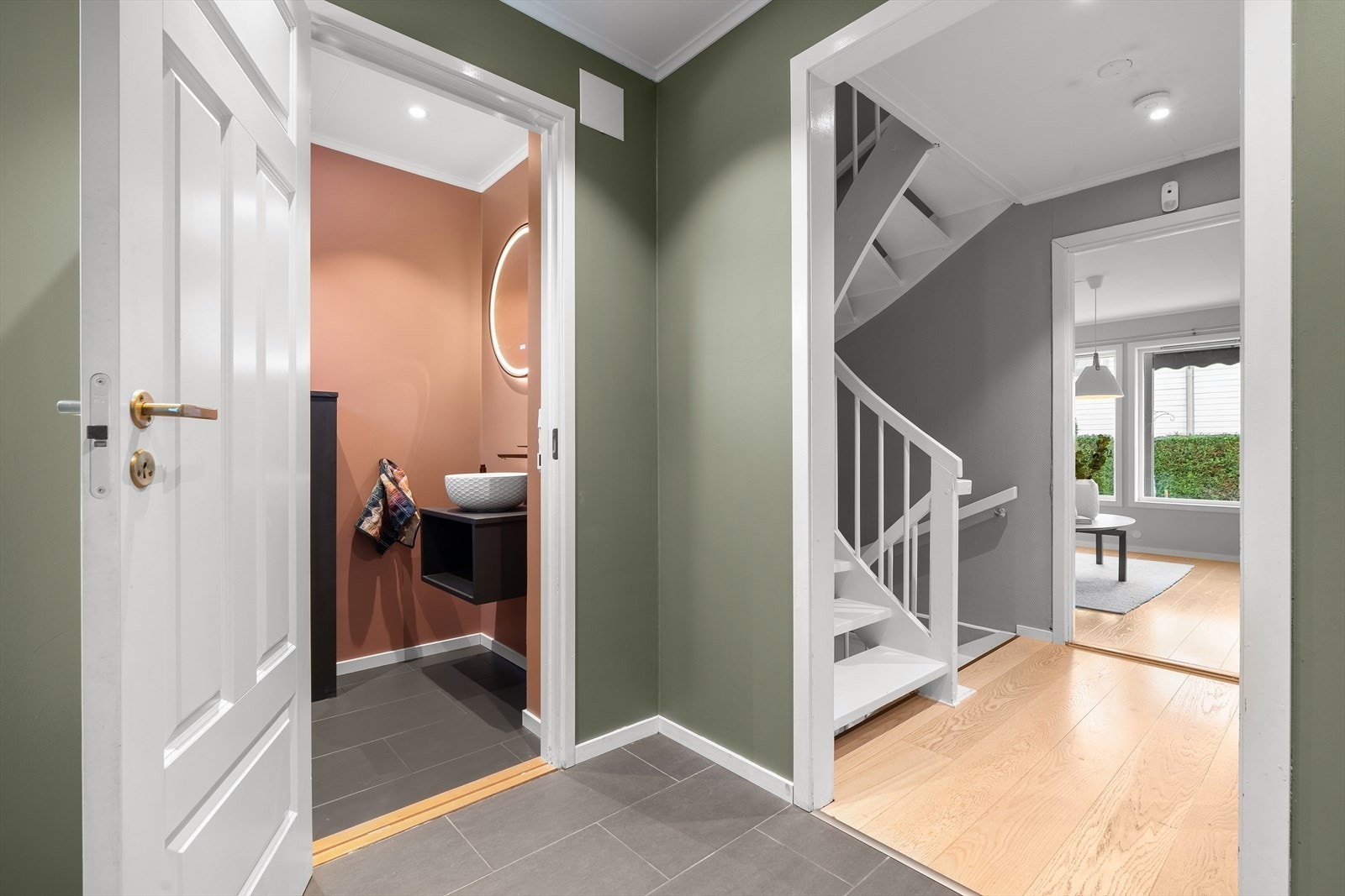 Boligen ønsker deg velkommen med en innbydende entré utstyrt med gulvvarme, som gir et lunt og behagelig førsteinntrykk året rundt. Galleribilde