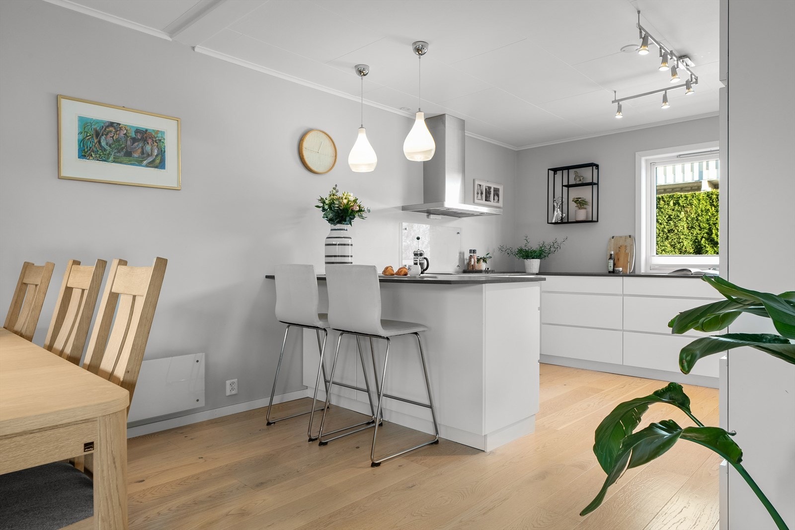 I 2016 ble veggen mellom kjøkken og stue fjernet, noe som åpnet opp arealet og ga en mer sosial og tidsriktig romløsning. Galleribilde