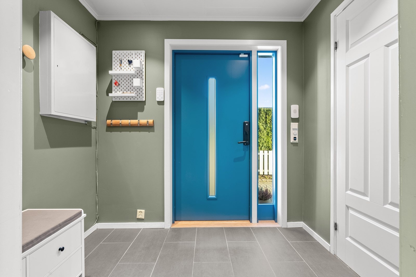 I 2024 ble det installert moderne spotbelysning i yttergang, gang og gjestetoalett, som løfter helhetsinntrykket ytterligere. Galleribilde