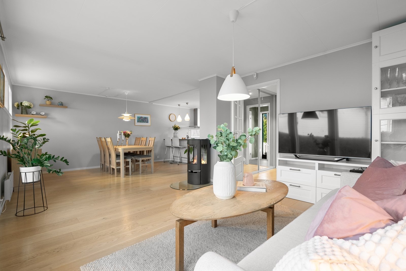 Den åpne planløsningen gir fleksible møbleringsmuligheter, med god plass til både sofagruppe, TV-løsning og et romslig spisebord. Galleribilde