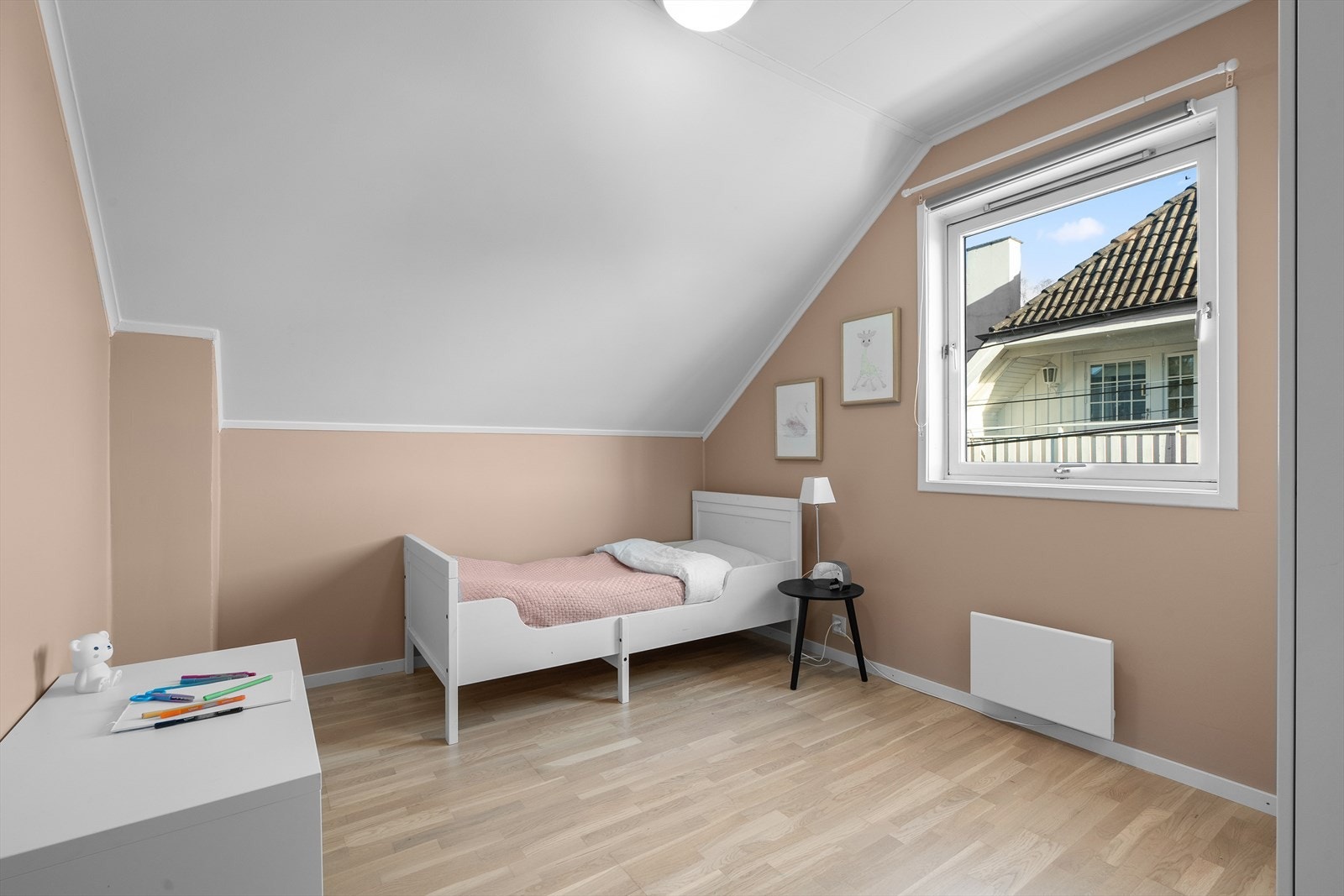 Det tredje soverommet er et fleksibelt og lyst rom som enkelt kan tilpasses behovene i hverdagen. Galleribilde