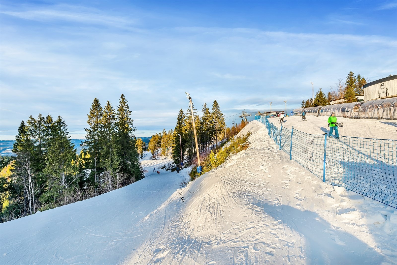 Vinterstid kan de litt større barna ta med seg slålomskiene inn på t-banen, og vips så er du i Tryvann Vinterpark. Galleribilde