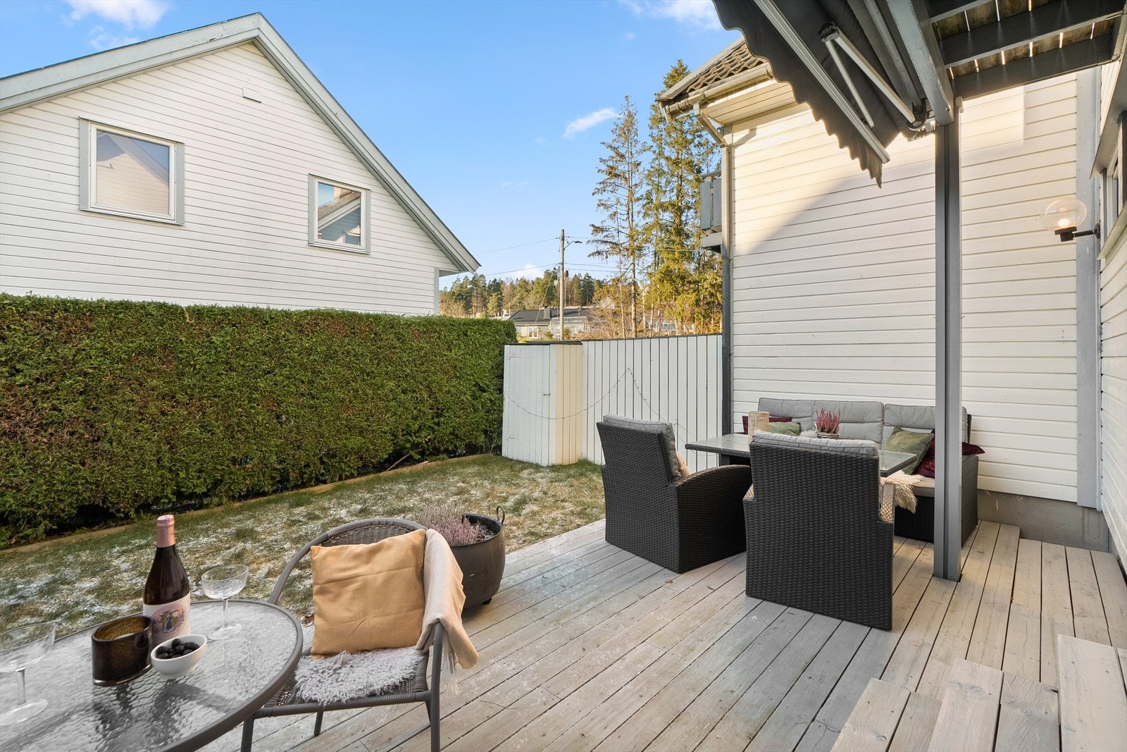 Vestvendt terrasse på hele 22 m² med svært gode solforhold og direkte tilgang til hagen. Galleribilde