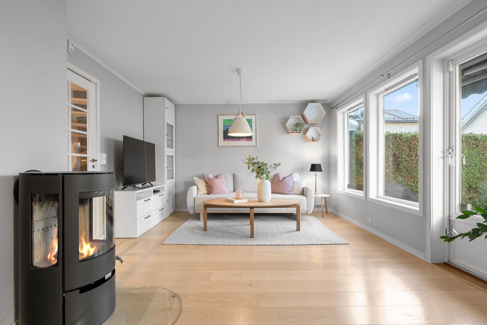 Gulvene er belagt med flott en-stavs parkett, og veggene er malt i moderne og delikate fargetoner - et flott, nøytralt utgangspunkt for å skape ditt eget drømmehjem. Galleribilde