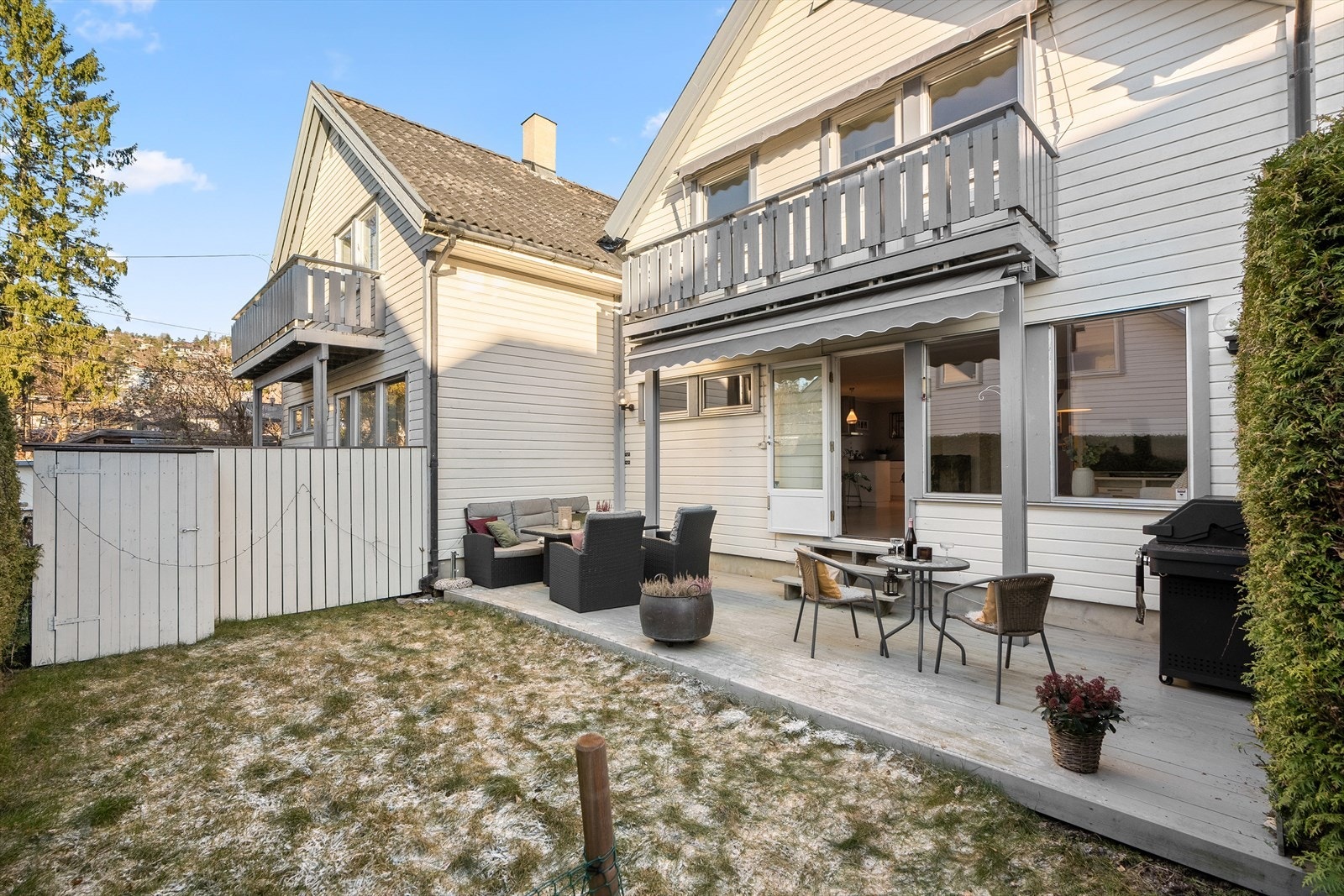 Hagen oppleves som både familievennlig og innbydende, med god plass til lek, avslapning og sosiale aktiviteter. Her kan barna leke trygt på den åpne gressplen, mens de voksne kan nyte rolige stunder. Galleribilde