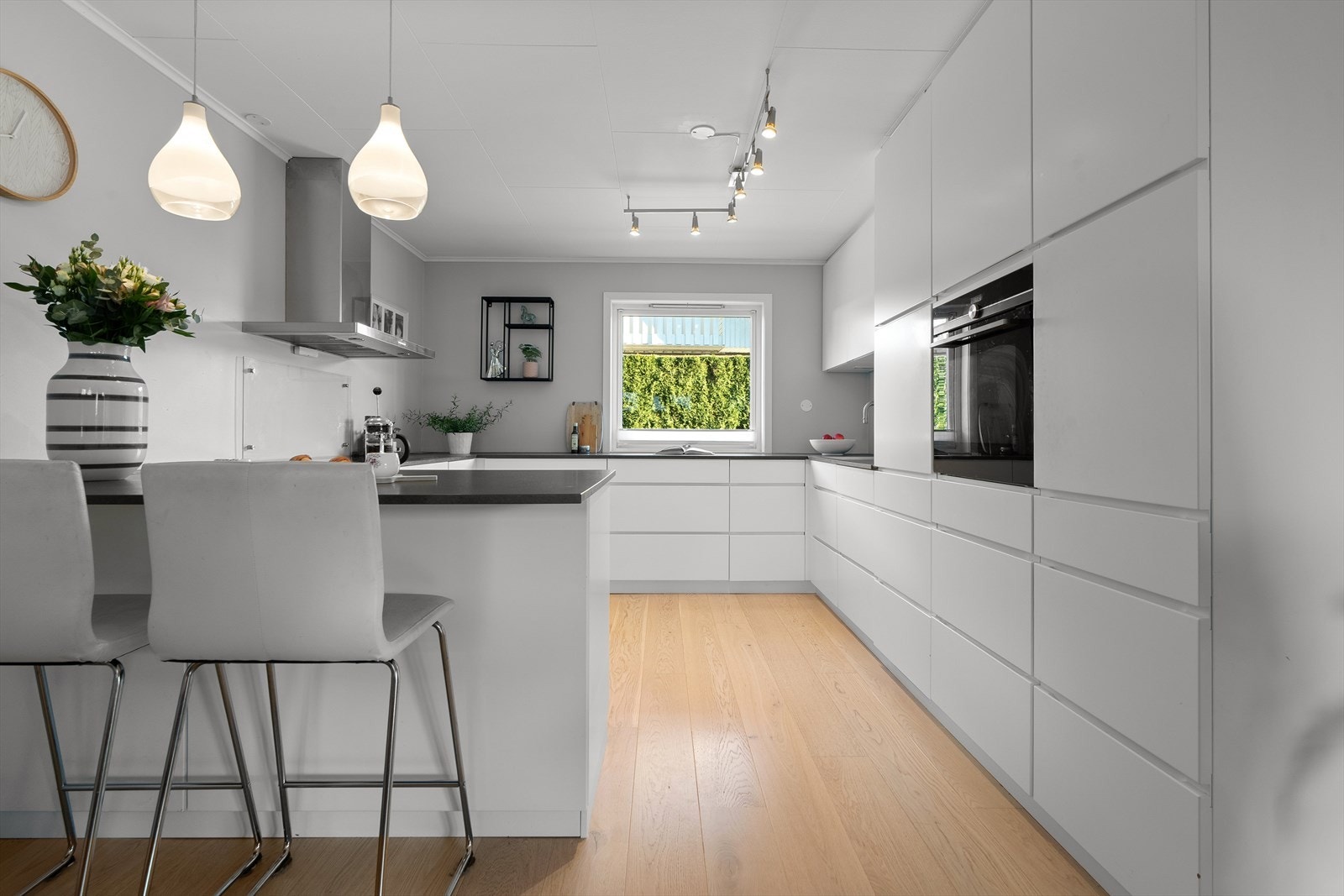 Stilrent Kvik-kjøkken fra 2019 med svært god skap- og benkeplass. Galleribilde