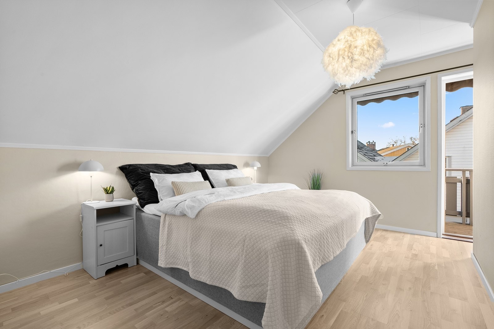 Hovedsoverommet er romslig og innbydende, med god plass til dobbeltseng, nattbord og øvrige møbler. Galleribilde