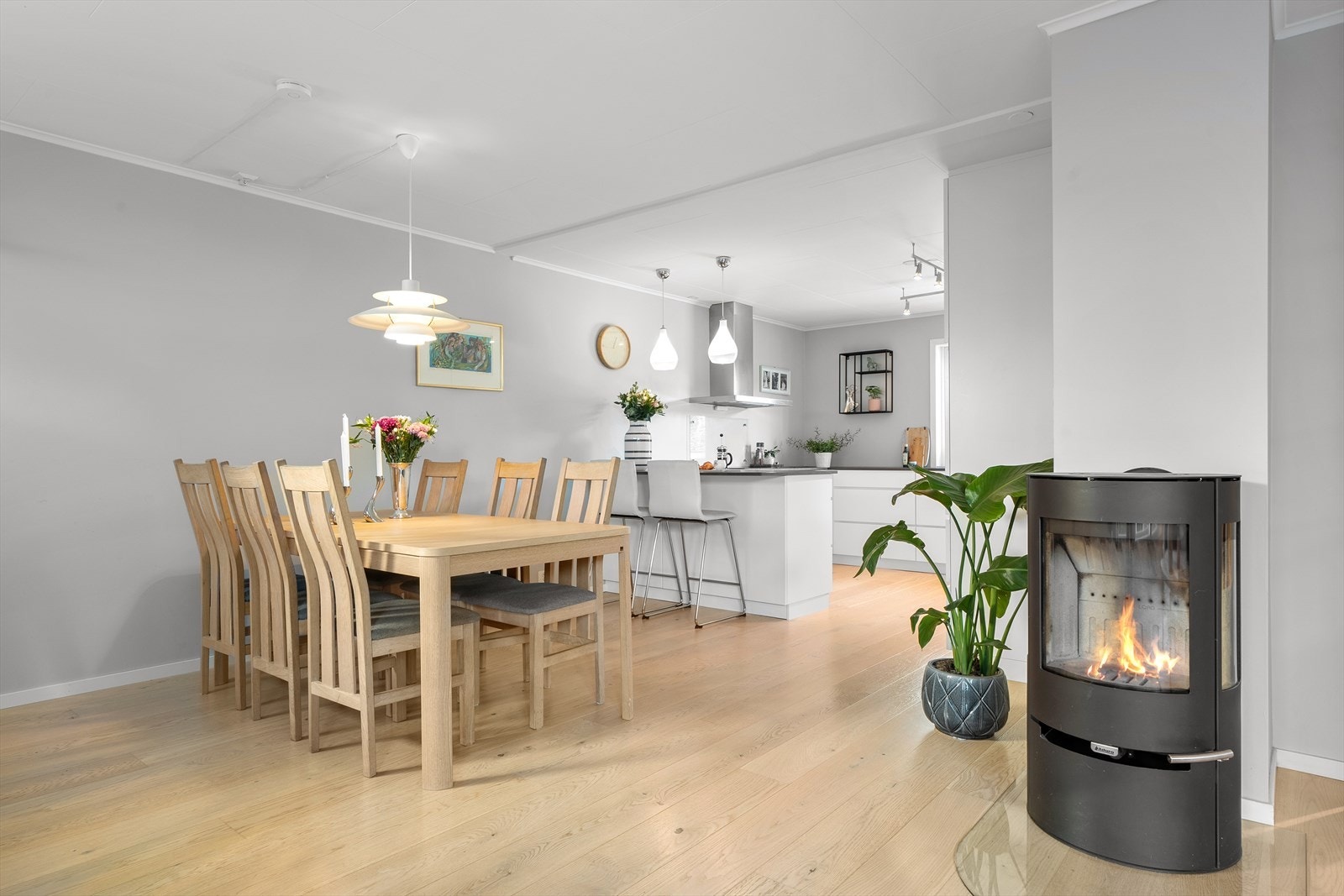 Det ble også installert en moderne vedovn som gir både ekstra varme og hyggelig stemning på kjølige dager. Galleribilde