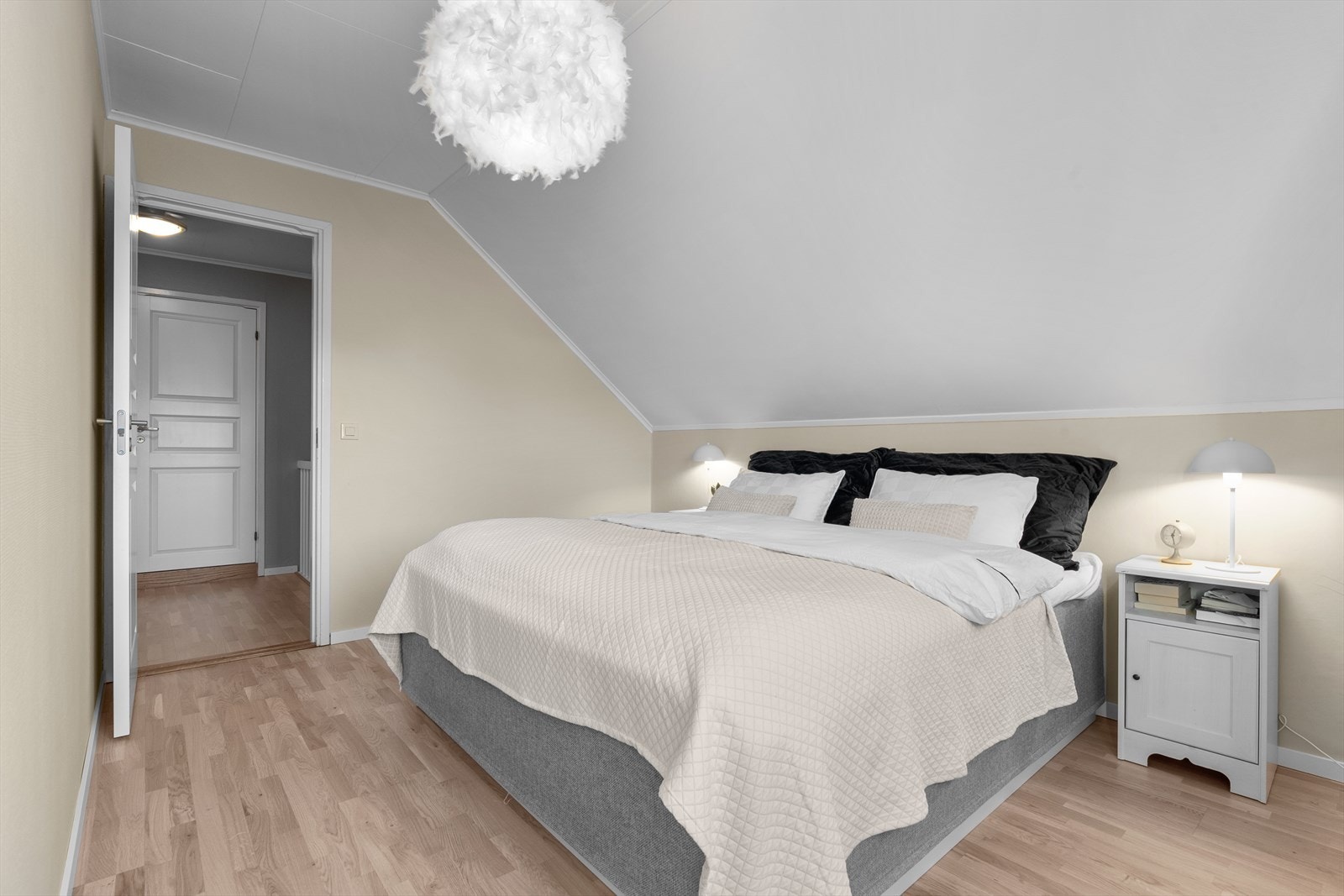 God plass til dobbeltseng og adkomst til walk-in closet Galleribilde