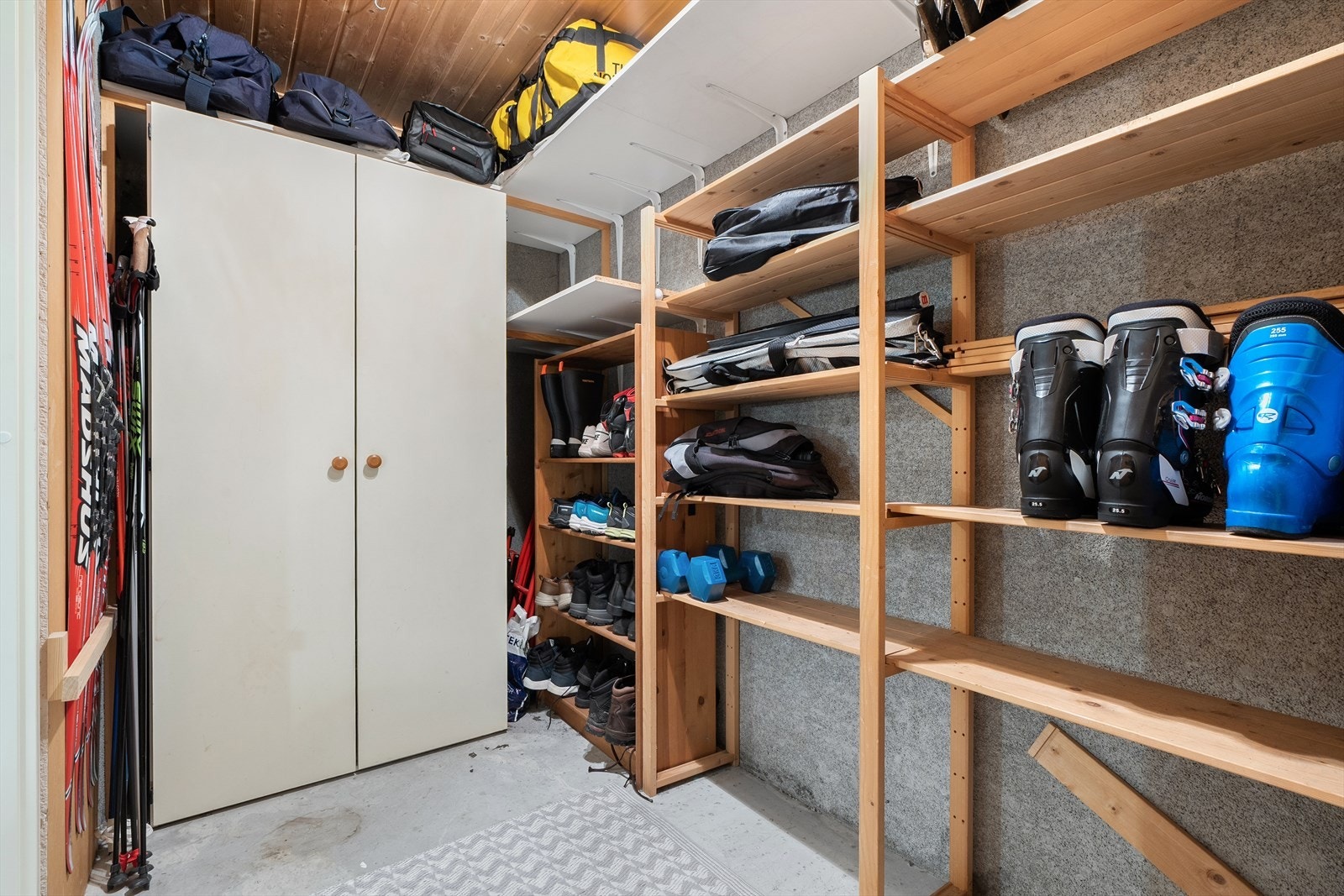 Bodene bidrar til en praktisk og oversiktlig hverdag - perfekt for en aktiv familie eller deg som ønsker god lagringskapasitet. Galleribilde