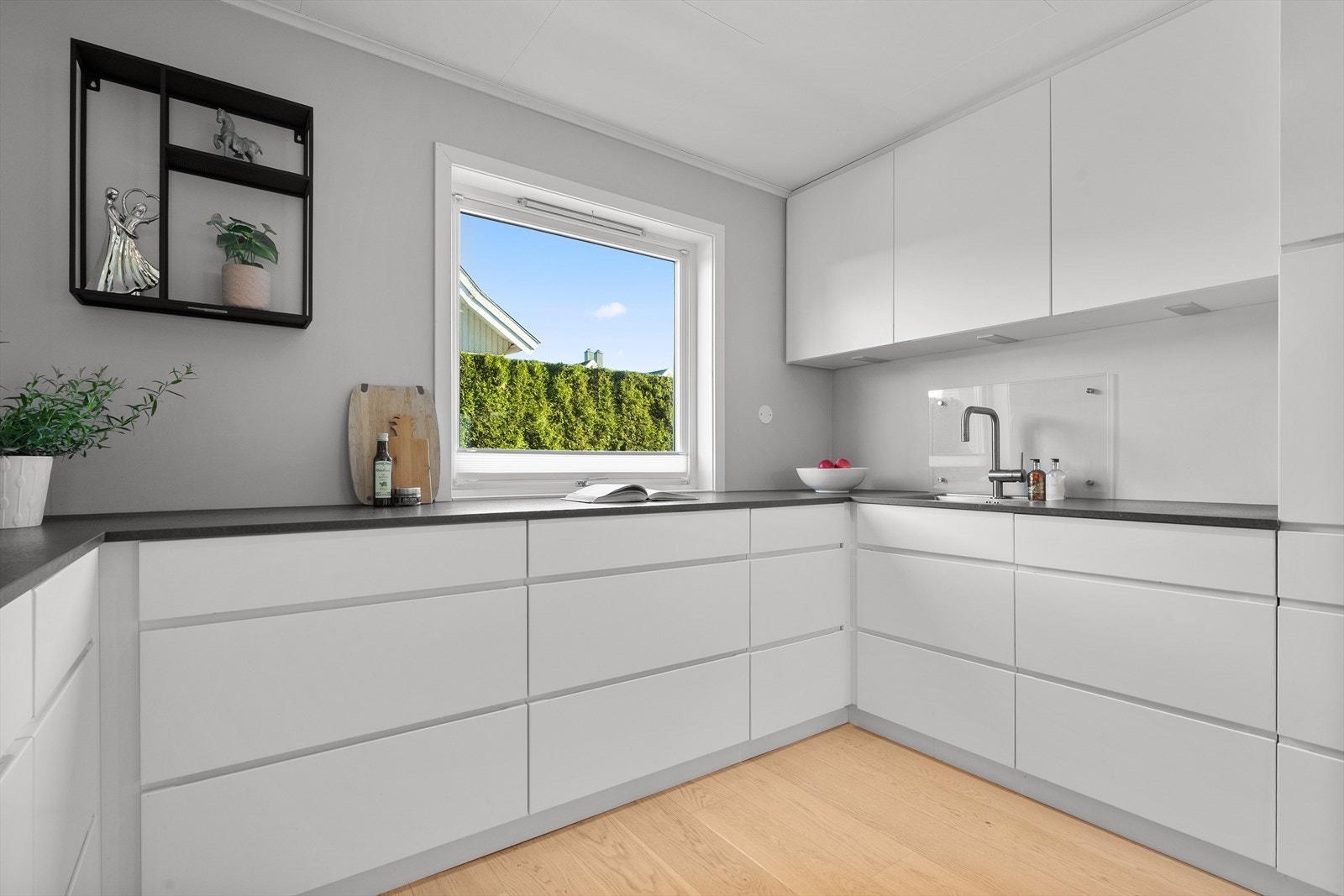 Løsningen inkluderer overskap som gir ekstra oppbevaringsplass. Galleribilde