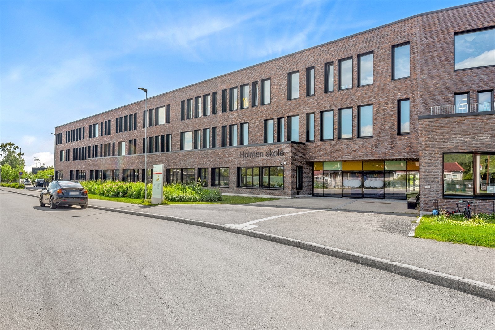 Boligen sogner til Holmen skolekrets som åpnet i 2018 og har et svært godt omdømme. Galleribilde