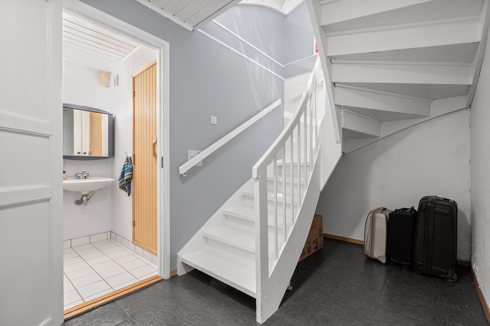 I kjelleren finner du et baderom med tapetserte vegger og flislagt gulv med elektrisk gulvvarme. Galleribilde