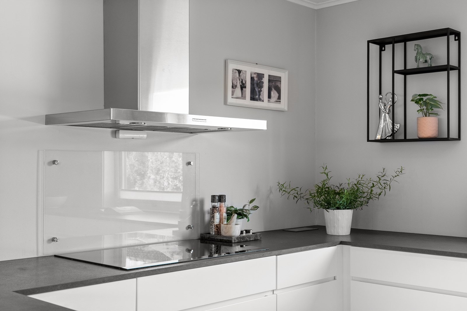 Kjøkkenet er fullt utrustet med integrerte hvitevarer: kjøleskap, oppvaskmaskin, induksjonstopp, stekeovn og tilhørende kjøkkenventilator over kokeplass. Galleribilde