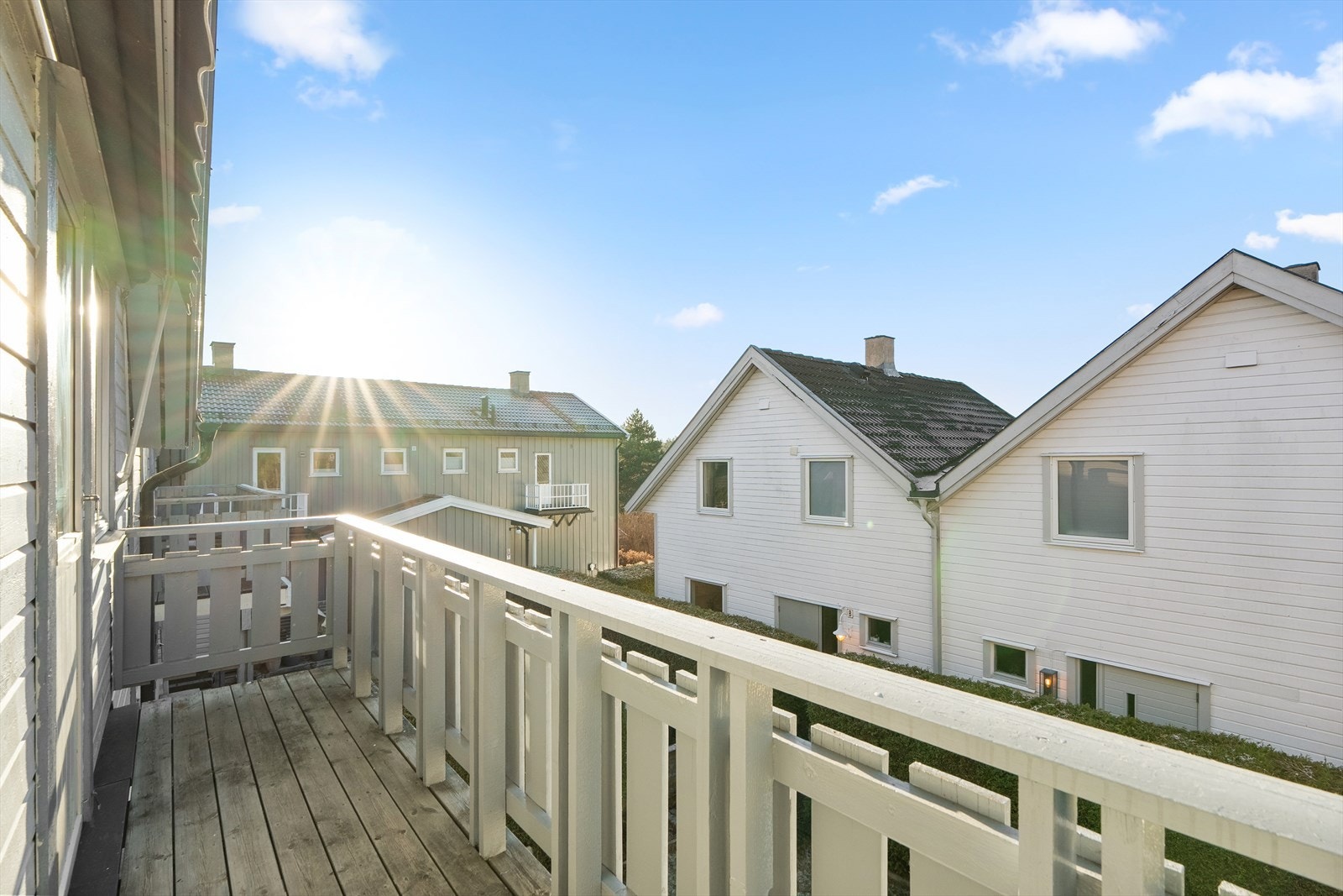 Fra soverommet er det utgang til en herlig vestvendt balkong på ca. 4 m² - et perfekt sted for morgenkaffen eller en rolig kveld i solen. Galleribilde