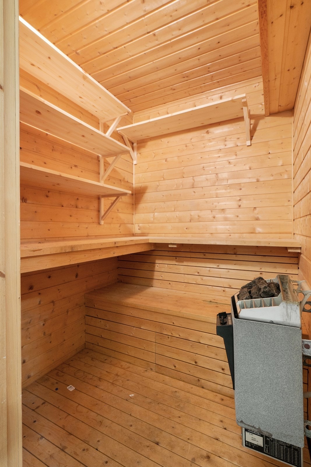 Fra baderommet er det direkte adkomst til en romslig badstue, innredet med panel på vegger og i himlingen samt tregulv. Badstuen har i dag vært benyttet som bod av nåværende eier siden 2013, men kan enkelt tas i bruk igjen. Galleribilde