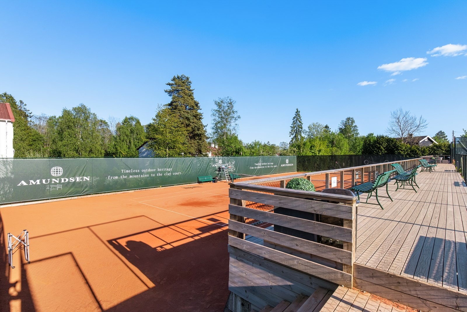 Holmenkollen tennisklubb innen gangavstand. Galleribilde