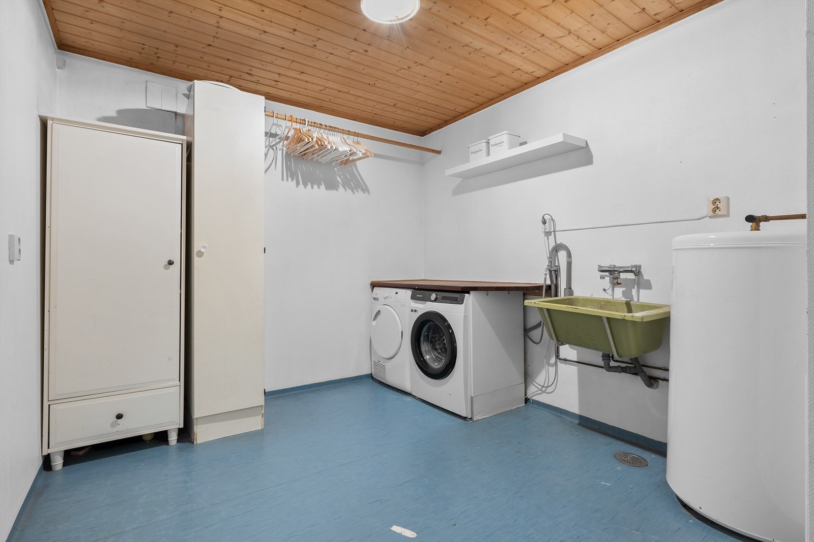 Stort og svært funksjonelt vaskerom med god plass til både oppbevaring og praktiske arbeidsflater. Varmtvannsberederen på ca. 200 liter er plassert i rommet. Galleribilde