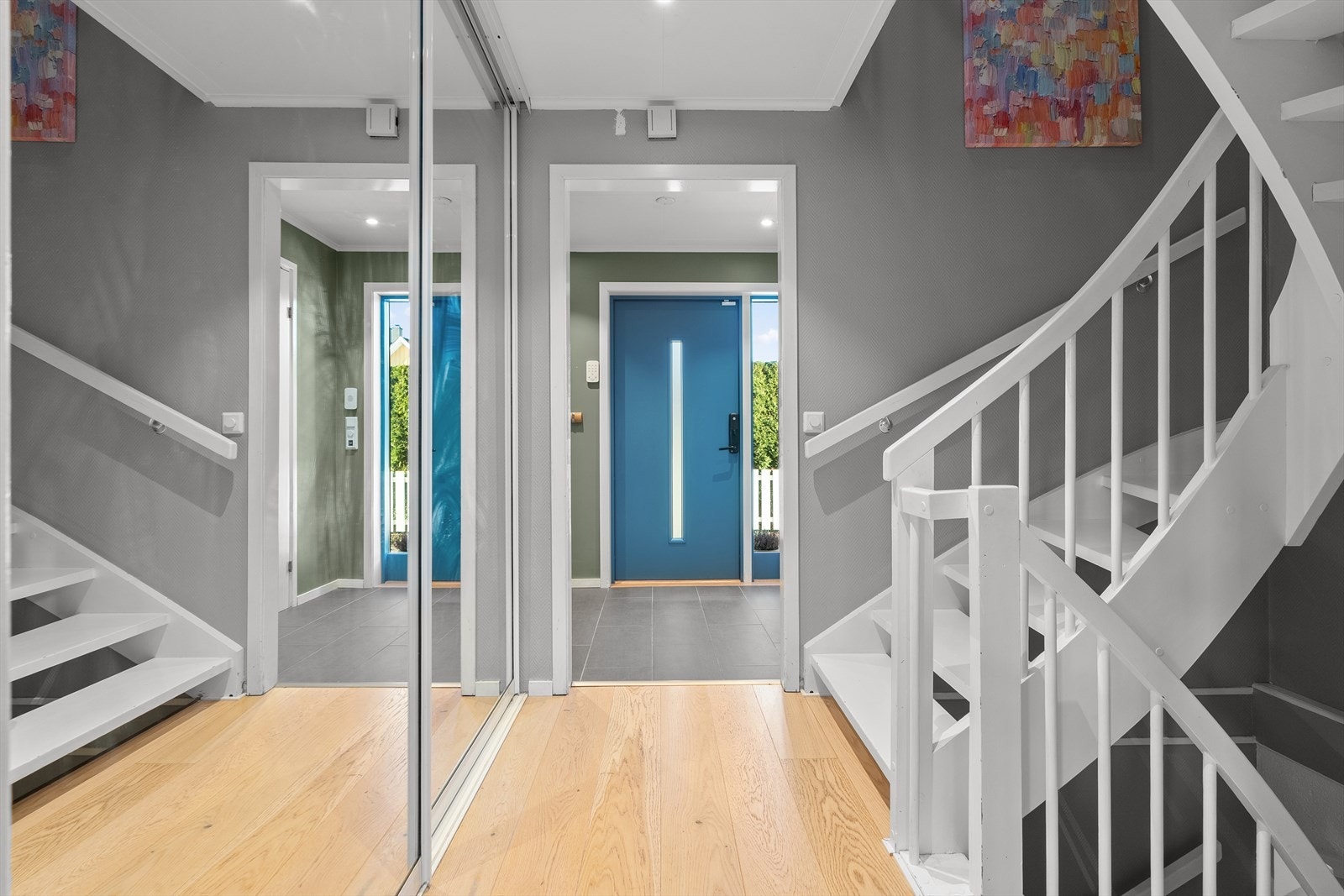 Ytterdøren ble skiftet i 2019, og i 2016 ble det montert en romslig skyvedørsgarderobe fra Garderobemannen - perfekt for effektiv og stilren oppbevaring. Galleribilde